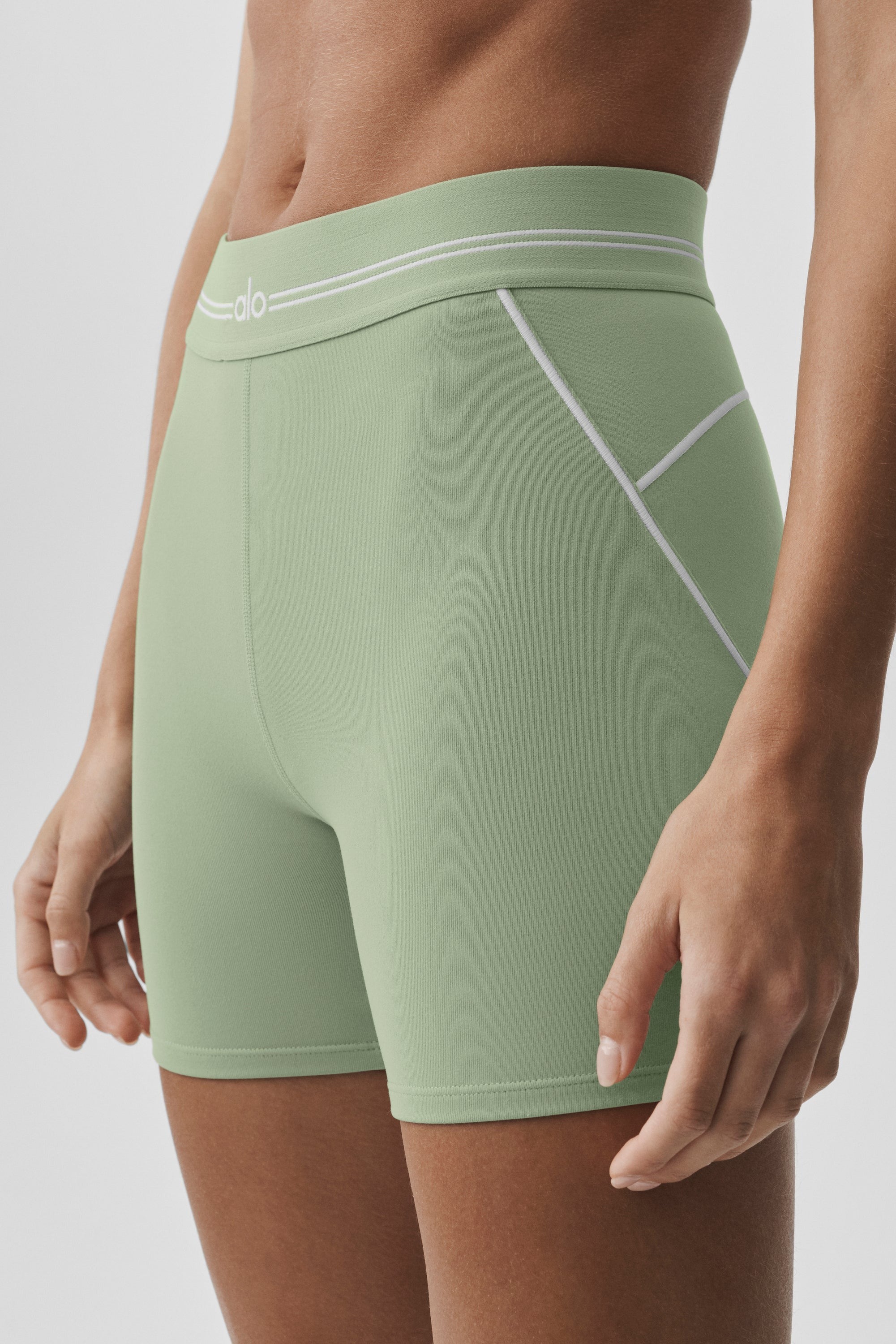 4" Airbrush High-Waist Heart Throb Short - Dune Grass/White